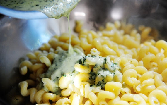 1. Этап. Макароны с песто и пармезаном: 5. Залейте сваренные макароны соусом 