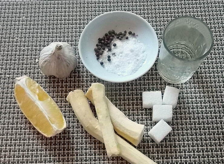 1. Этап. Закуска из хрена с чесноком: Подготовьте все необходимые ингредиенты.