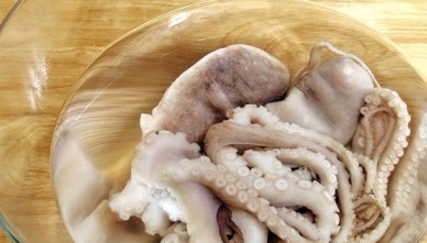 1. Этап. Осьминог по-корейски: Если у вас замороженный осьминог, замочите его в холодной воде, пусть он оттает.