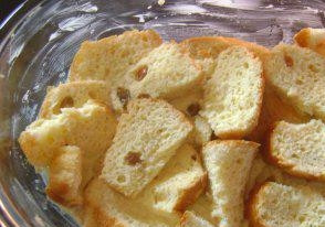 1. Этап. Яблочная бабка: Форму для выпечки смажьте сливочным маслом. Черствые булочки или батон нарежьте ломтиками. Выложите половину на дно формы.