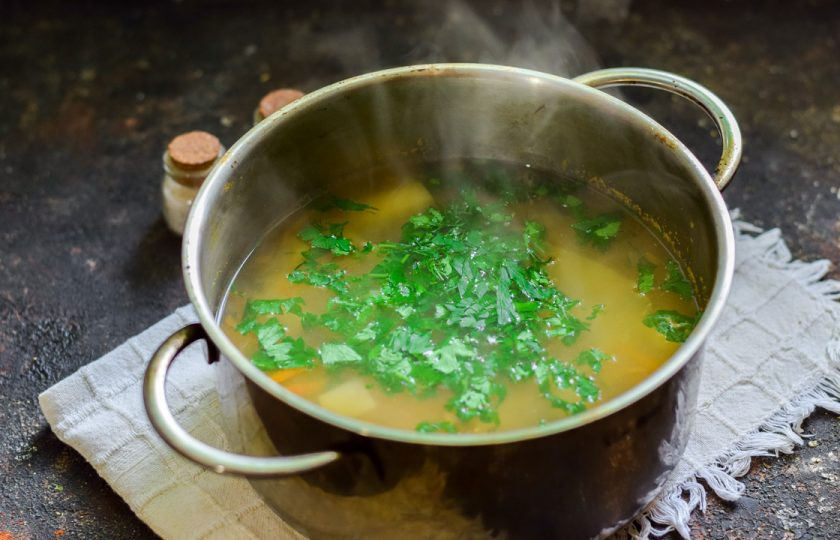 1. Этап. Картофельный суп с гречкой: В конце приготовления добавьте в суп соль и перец по вкусу, всыпьте зелень и дайте настояться 10 минут.