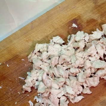 1. Этап. Легкий овощной суп с курицей: Готовую курицу вынуть из бульона, немного остудить и нарезать мясо небольшими кусочками.