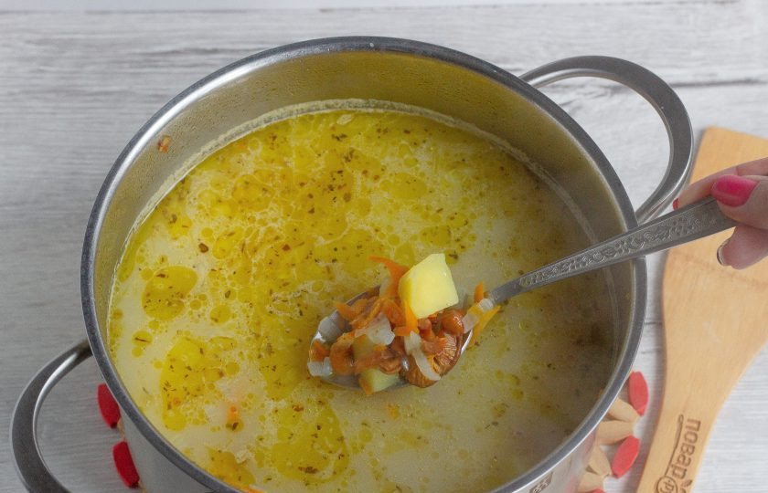 1. Этап. Деревенский суп с лисичками: Картофель нарежьте кубиками, чеснок порубите, морковь натрите на крупной терке. В кастрюлю залейте воду или овощной бульон. После закипания добавьте картофель и морковь. Варите 8-10 минут. Затем добавьте чеснок, сливки и поварите ещё пару минут. Суп готов.