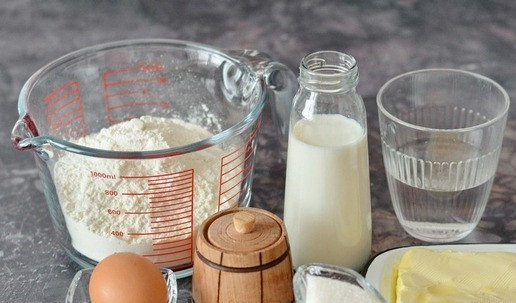 1. Этап. Сдобный калач на сливках: Это ингредиенты, необходимые для теста. В списке не учтено яйцо для смазки и мука на подпыл. Свежие дрожжи вы можете заменить на сухие, уменьшив количество в 3 раза. И хочу обратить внимание, что я кладу дрожжей меньше, чем положено по нормам. И тесто спокойно поднимается, только ему нужно чуть больше времени.