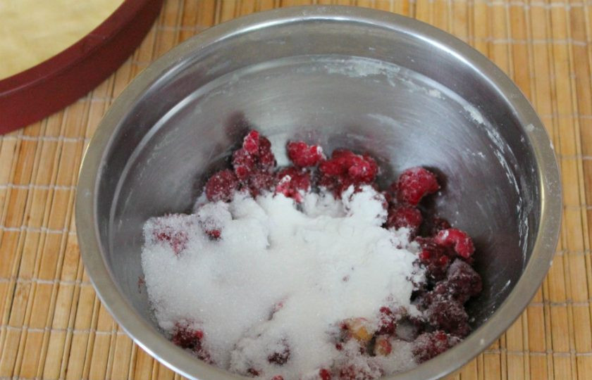 1. Этап. Песочный пирог с малиной: Добавляем сахар и крахмал. Все перемешиваем.