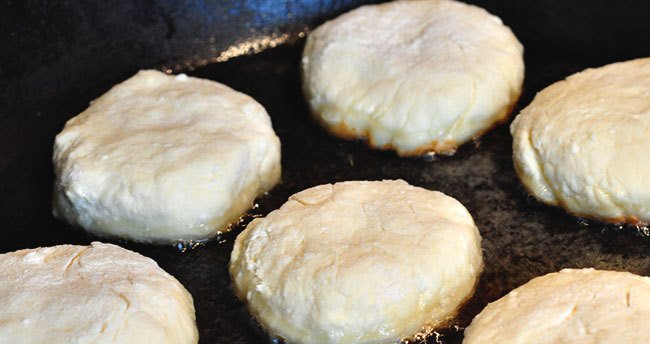 1. Этап. Сырники из творога на сковороде: 3. Жарим на разогретом масле на среднем огне под крышкой, а затем переворачиваем и жарим уже без крышки.