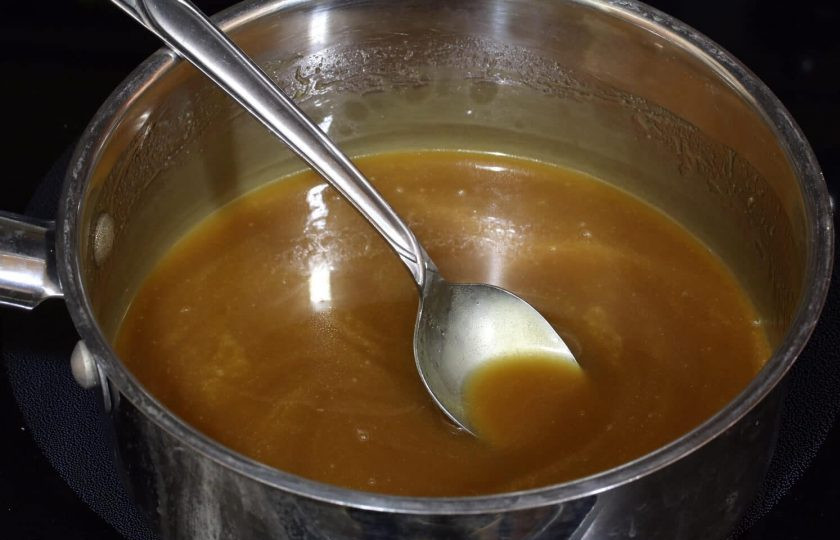 1. Этап. Вкусные пряники: 3. Емкость, в которой растопили масло уберите с огня, когда все сахарные крупинки уже растворились. Оставьте на 5 минут для остывания.