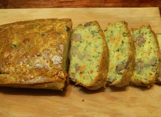1. Этап. Нежный кекс с куриной печенью: 14. Остывший кекс нарезаем ломтиками и подаем к столу.