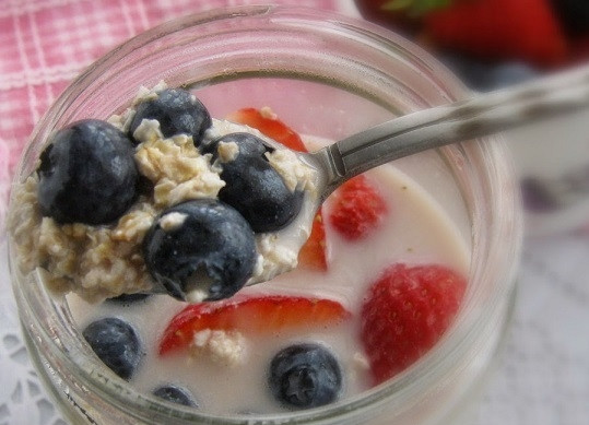 1. Этап. Ленивая овсянка в банке: 5. А на утро ленивая овсянка в банке в домашних условиях уже готова к употреблению. Вот так быстро, удобно, вкусно и полезно - идеальное сочетание для завтрака!