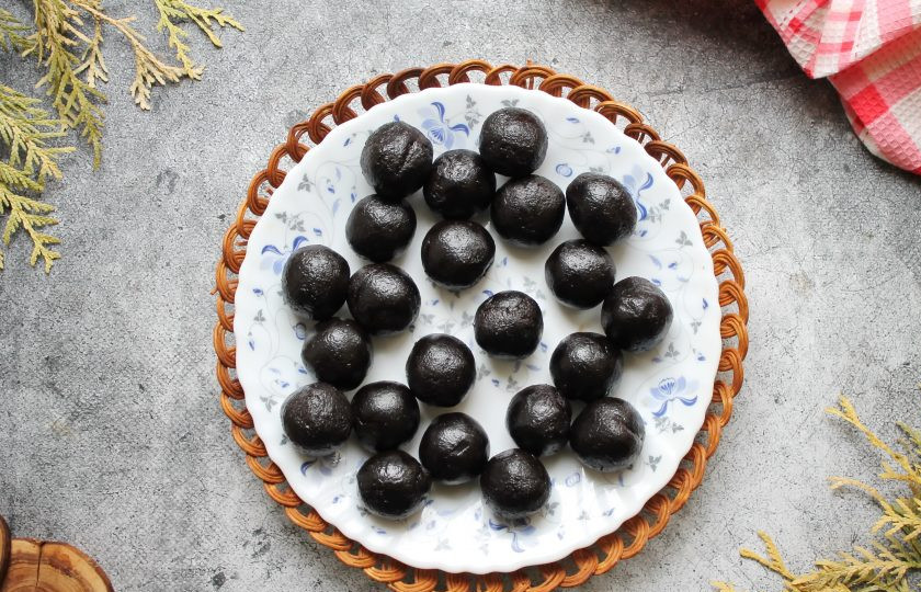 1. Этап. Трюфели из сухого молока: Из шоколадной массы сформируйте шарики и обваляйте в какао. Уберите трюфели в холодильник на 30 минут.