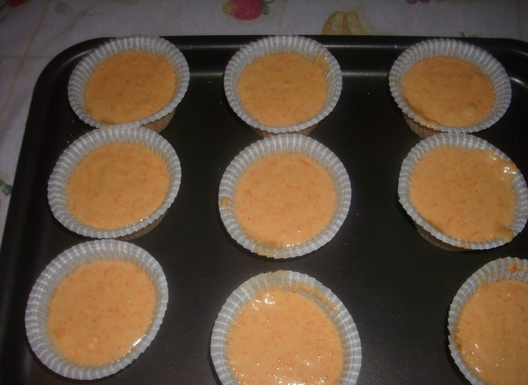 1. Этап. Простые морковные кексики: 7. Формочки для кексов заполните на три четверти высоты.