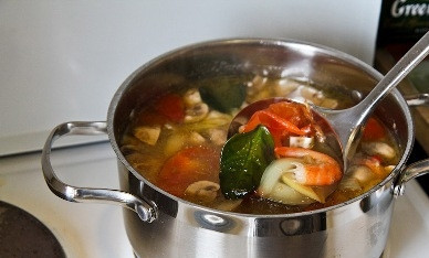 1. Этап. Том Ям Кунг: Как только креветки поменяют свой цвет на красный - выключаем плиту. Даем супу минут 4-5 настояться, и подаем к столу. Зелень кинзы добавляем в тарелки с супом.