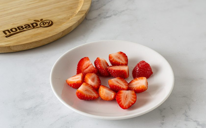 1. Этап. Бананово-ягодный смузи: Клубнику помойте, удалите хвостики. Разрежьте при необходимости пополам.