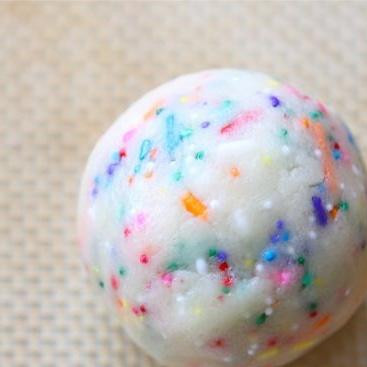 1. Этап. Печенье Конфетти: 4. С помощью ложки для мороженого выложить печенье на противни на расстоянии 3,5 см друг от друга, около 8 штук печенья на противень.