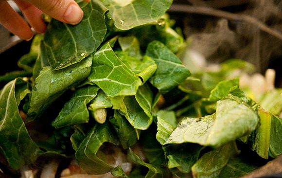 1. Этап. Яичница с капустой кале и сыром Фета: 3. Добавить капусту кале и красный перец хлопьями, жарить еще в течение 2-3 минут, пока капуста не поникнет. Приправить солью и перцем по вкусу.