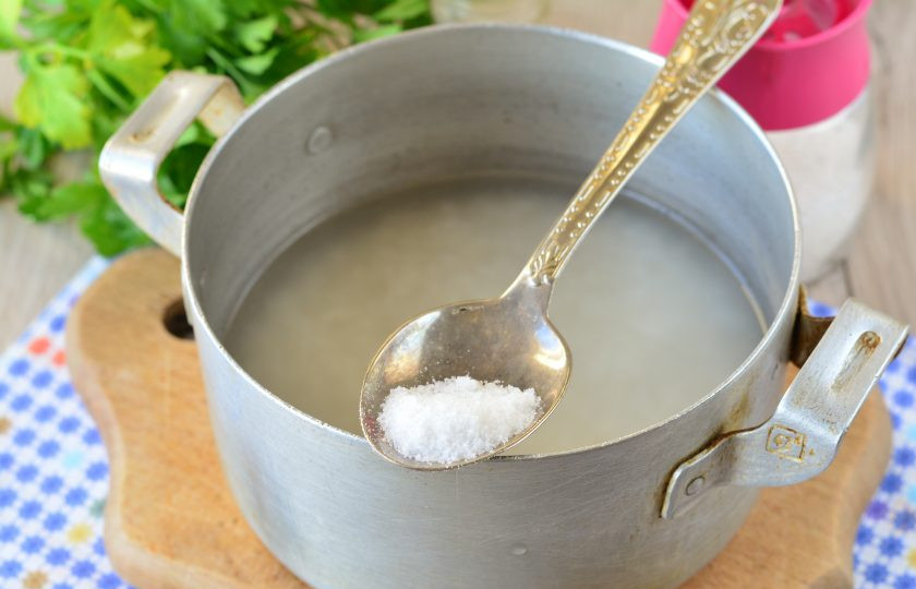 1. Этап. Рис для роллов без уксуса: Всыпьте соль, сахар и перемешайте. Выключите огонь и прикройте рис крышкой. Оставьте в таком виде на 20 минут, рис дойдет и будет полностью готов.