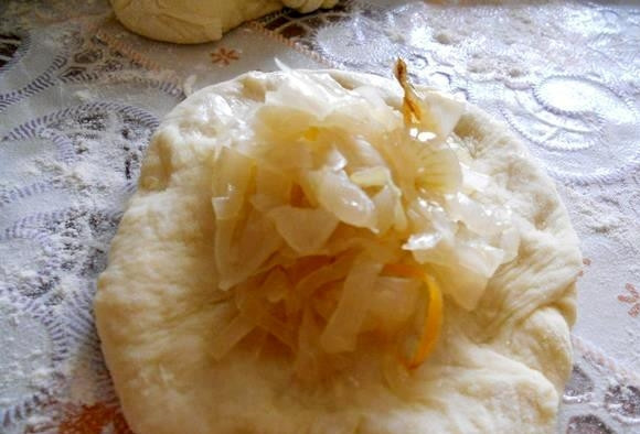 1. Этап. Начинка из квашеной капусты для пирожков: Начинку полностью остудите, и продолжайте готовить пирожки дальше.