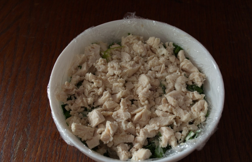 1. Этап. Салат Грибная полянка с курицей: Нарезаем мелко отварную курицу. Выкладываем поверх зелени. Смазываем майонезом.