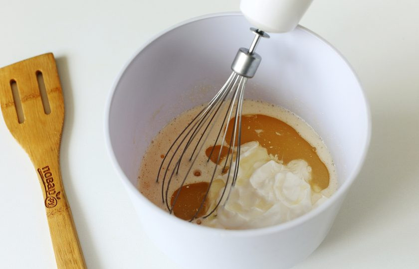 1. Этап. Шоколадный манник на сметане: Добавьте сметану и растительное масло.