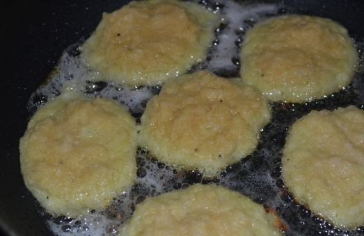 1. Этап. Картофляники из сырой картошки: 9. На сковороде разогрейте немного растительного масла. Выкладывайте ложкой картофельную массу на сковороду.