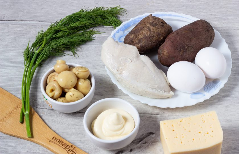 1. Этап. Салат с картофелем, грибами и курицей: Подготовьте все необходимые ингредиенты. Заранее отдельно отварите в подсоленной воде картофель, грудку и яйца.