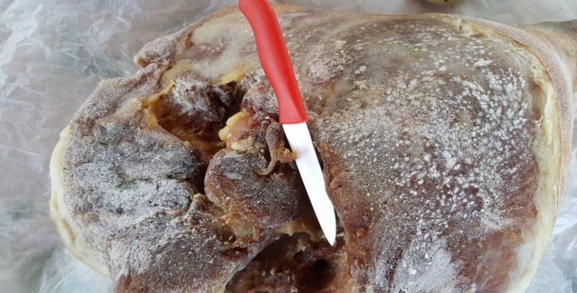 1. Этап. Окорок сыровяленный: При недостаточном обветривании мяса может образоваться белая плесень. Ее необходимо срезать острым ножом, а место образования ее промыть с помощью уксуса или спирта.