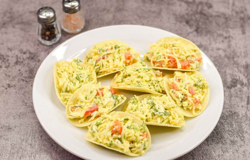 1. Этап. Пикантная закуска на чипсах: Наполните все чипсы приготовленной закуской. Вот и все, подавайте к столу сразу же.