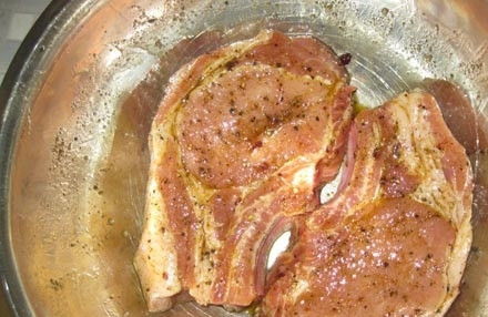 1. Этап. Котлета на косточке в духовке: 5. Тщательно обмазать котлеты маринадом со всех сторон и отправить в холодильник минимум на 1 час.