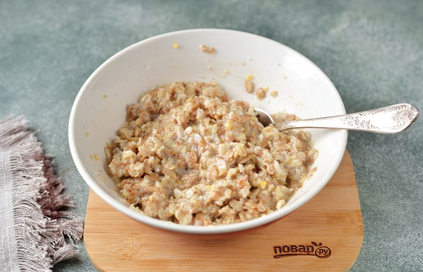 1. Этап. Каша Ассорти в микроволновке: Извлеките миску с кашей из микроволновой печи, перемешайте.