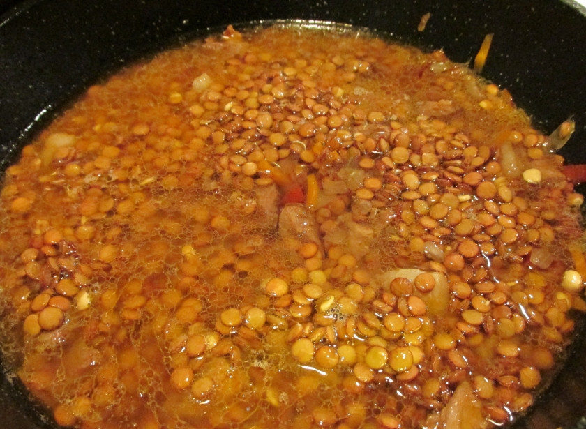 1. Этап. Баранина фермерская: 3. Теперь добавим предварительно подготовленную и замоченную чечевицу. Добавим еще 2 стакана кипятка, приправы по вкусу.