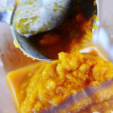 1. Этап. Суп в тыквенном горшочке: 4. После этого вылить смесь в блендер или кухонный комбайн (вы также можете использовать погружной блендер) и перемешать до консистенции пюре.