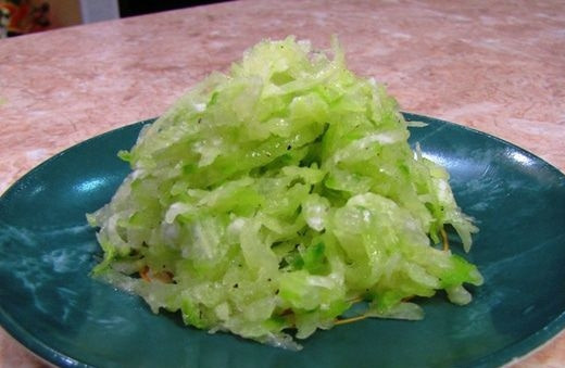 1. Этап. Тертая редька: Редьку посолите, дайте ей постоять минут десять. Затем отожмите лишний выделившийся сок. Полейте ее лимонным соком и горчичным маслом. Посыпьте свежесмолотым перцем. Все тщательно перемешайте и подавайте к столу.