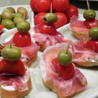 Тапас с помидором