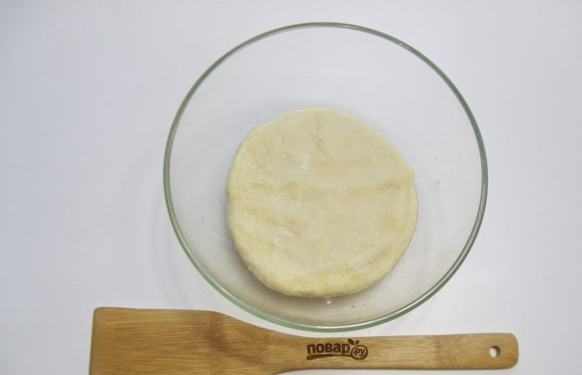 1. Этап. Пирожки с конфетами: Замесите мягкое, эластичное тесто. Выложите его в миску, накройте пищевой пленкой и поставьте в теплое место.