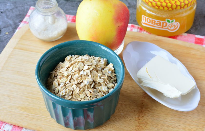 1. Этап. Овсяная каша с медом и яблоками: Подготовьте все ингредиенты.