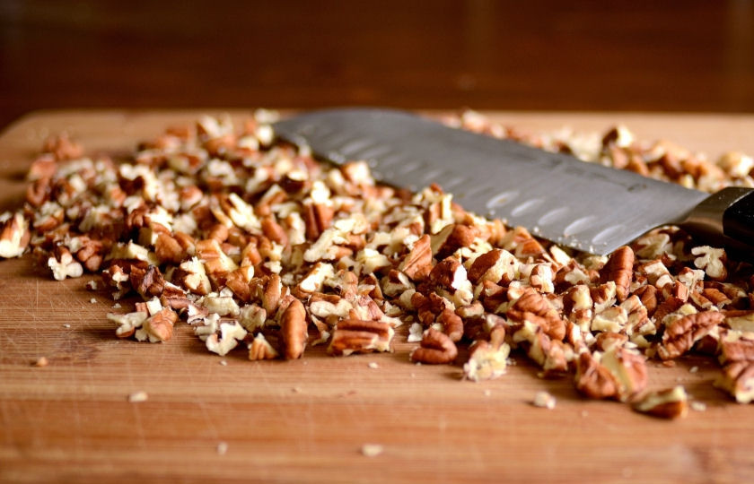 1. Этап. Фитнесс-батончики: 1. Измельчите орехи острым ножом.