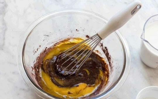 1. Этап. Шоколадный десерт в микроволновке: 2. Добавьте полстакана молока, взбейте, после - желтки и оставшееся молоко.