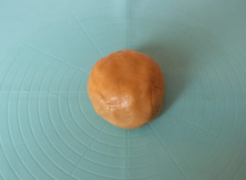 1. Этап. Корзиночки с фруктами и кремом: Замесите мягкое тесто.