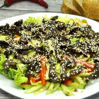 Тайский салат с говядиной и болгарским перцем