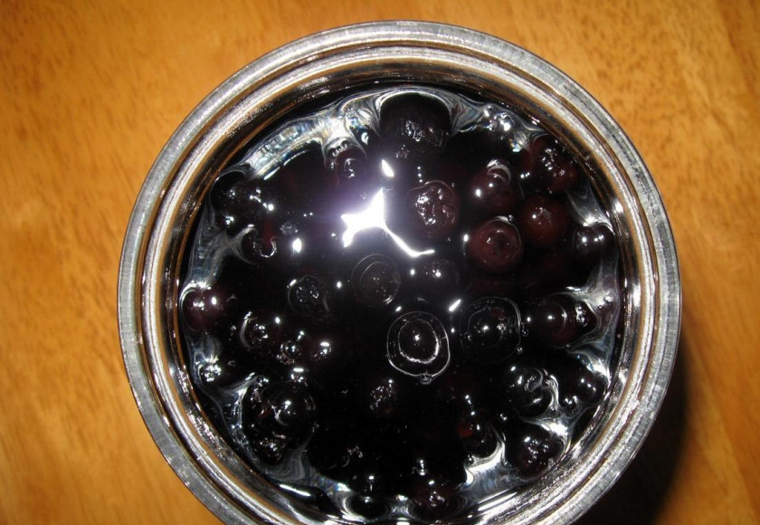 1. Этап. Наливки из ягод: Благодаря такому перемешиванию напиток приобретет насыщенный цвет, а сахар растворится быстрее. Настаиваем наливку в течение 1-2 месяцев.