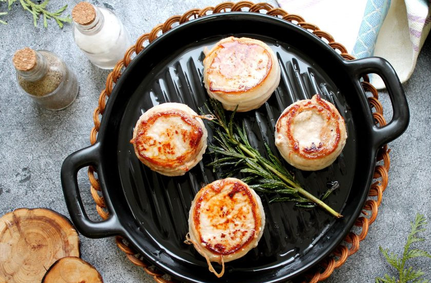 1. Этап. Медальоны в беконе: Медальоны переложите в форму для запекания, полейте оставшимся маслом, выложите веточку розмарина и поставьте в горячую духовку. Запекайте медальоны в беконе в течение 15 минут при температуре 180 градусов. Готовые медальоны освободите от нитей и сразу подавайте к столу.