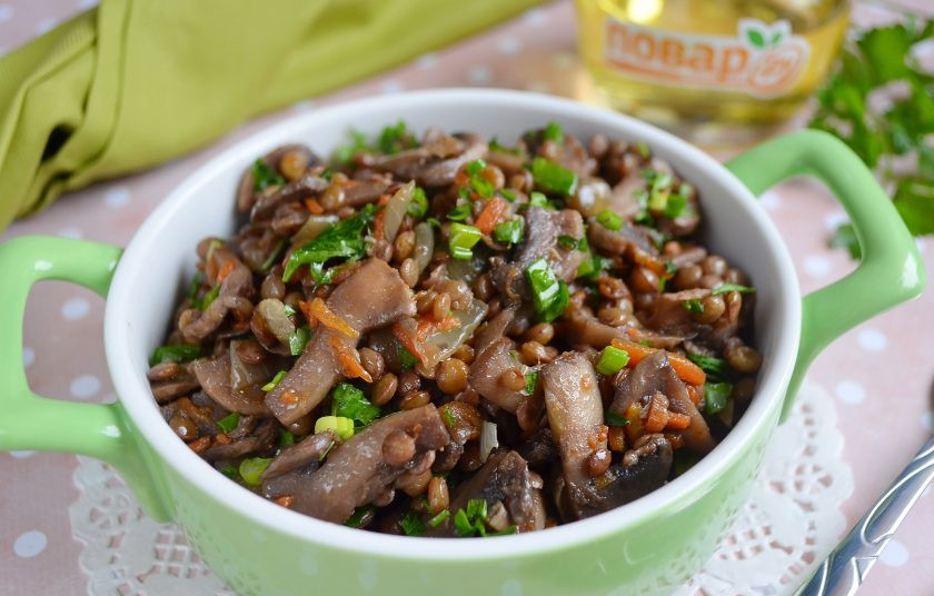 1. Этап. Чечевица с шампиньонами: 8. Чечевица с шампиньонами готова, подавайте горячей с овощным салатом. Приятного!