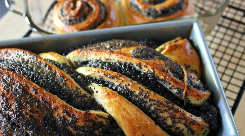 1. Этап. Рулет с маком из дрожжевого теста: 5. Готово! Подавайте с медом и молоком!