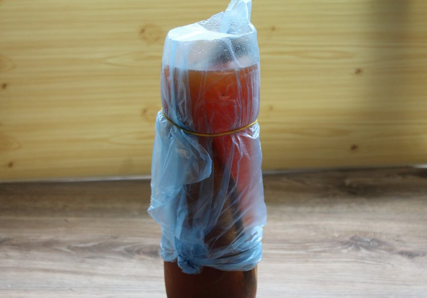 1. Этап. Скумбрия в бутылке как копченая: Остывший маринад процедите и залейте скумбрию, чтобы она была полностью им покрыта. Закройте верх пленкой и зафиксируйте при помощи резинки или бечевки. Уберите в холодильник на 2-3 дня, в зависимости от желаемого посола.