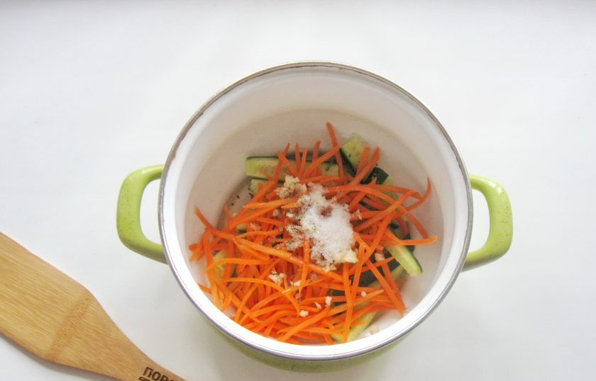 1. Этап. Огурцы по-корейски на зиму без стерилизации: Добавьте соль и сахар.