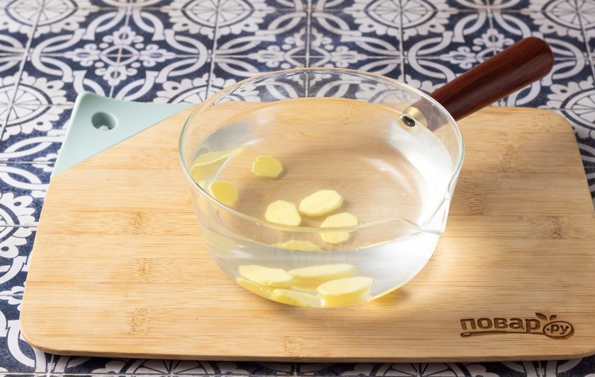 1. Этап. Имбирный чай с лимоном для похудения: Переложите имбирь в ковшик, влейте воду и доведите до кипения. Проварите на небольшом огне 5 минут.