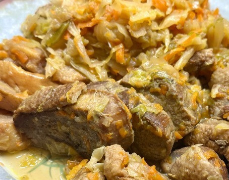 1. Этап. Утиная грудка в капусте: Я не буду вкус описывать, не смогу. Просто замечу, что утка получилась мягкая и сочная. Капуста, я, кстати, молодую взял, пропарилась скорее, а не потушилась и стала такая…, нежно-упругая. Ну и, конечно, утка капусте придала очень интересные и приятные вкусовые ощущения, как и капуста …, одним словом, очень вкусно вышло.