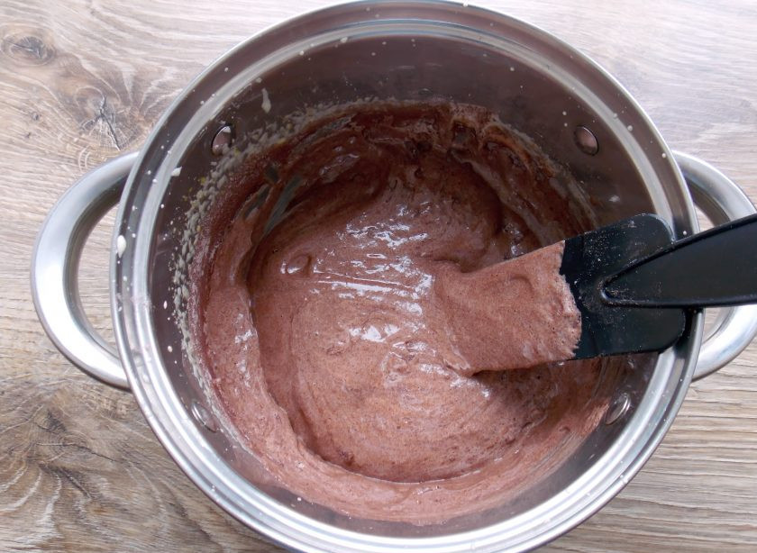 1. Этап. Торт Шоколадное птичье молоко: Просейте мучную массу через мелкое сито в чашу с взбитыми яйцами. Движениями снизу вверх аккуратно перемешайте массу до однородного теста.