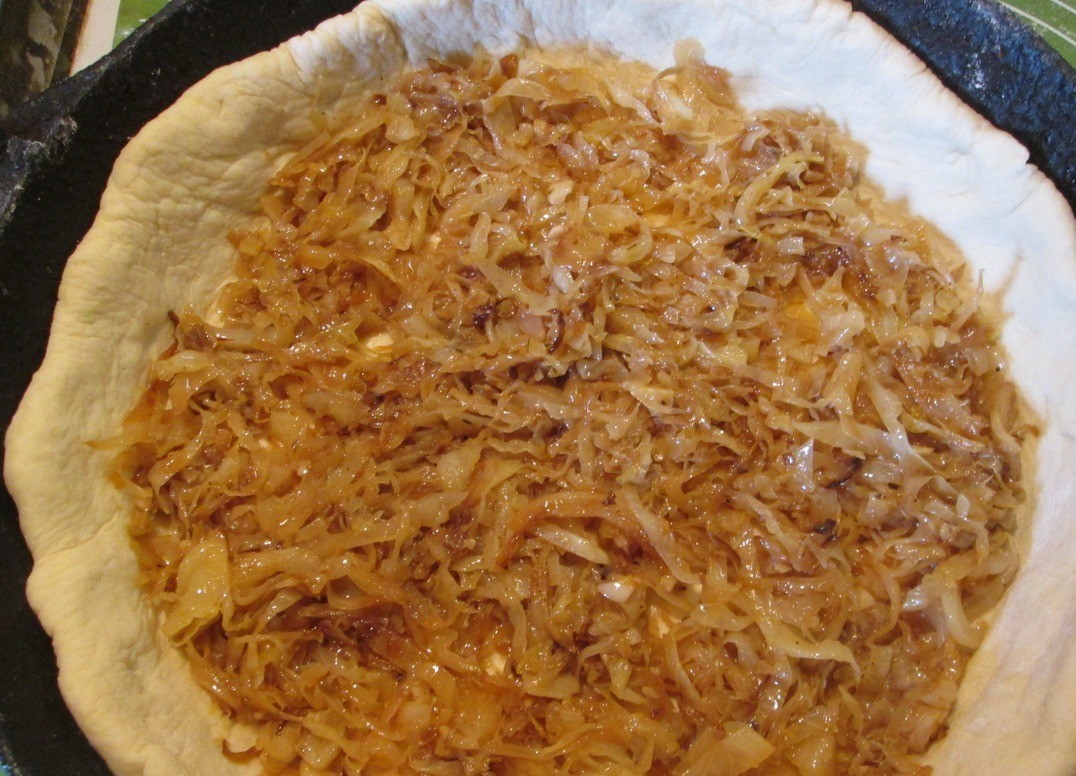 1. Stage. Lenten cabbage pie: Roll out the large portion into a circle about 0.5 cm thick, or according to the diameter of the mold in which you will bake the pie and form the sides. I had a 25 centimetre diameter cake tin. Place the dough in the tin, form the rims and place the filling.