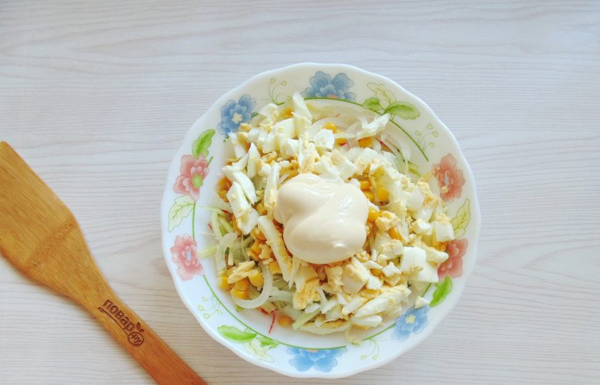 1. Этап. Салат Лиза: Заправьте салат майонезом.